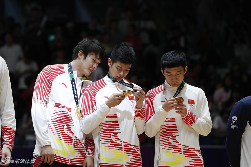 亚运男篮颁奖：姚明C位合影队员