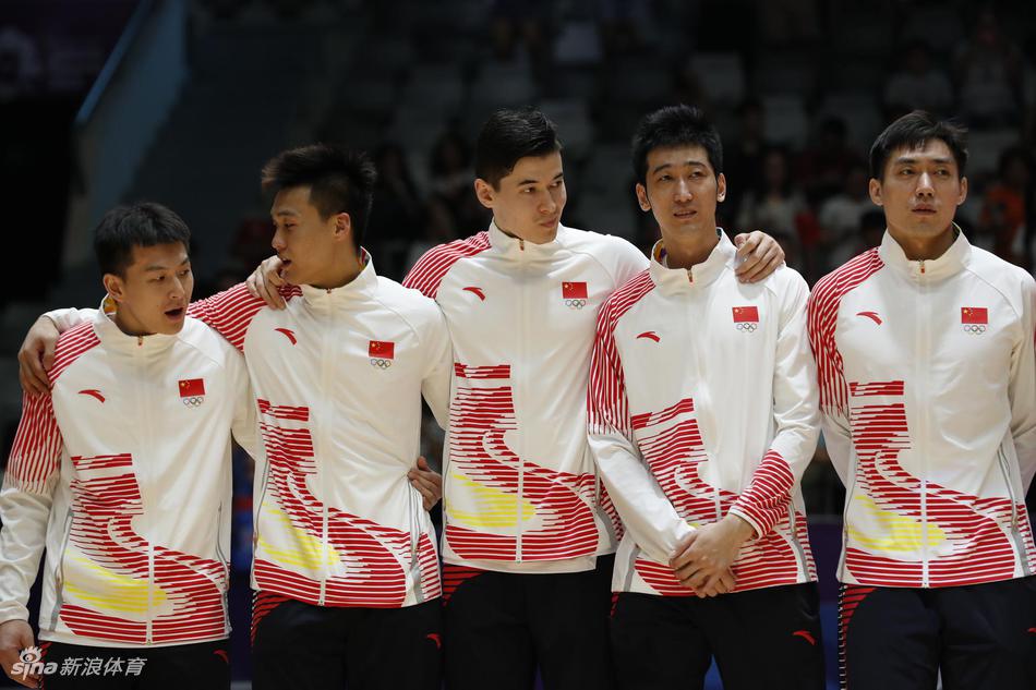 亚运男篮颁奖：姚明C位合影队员