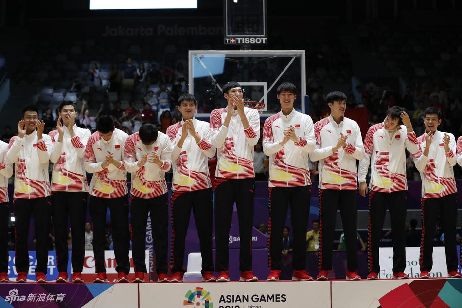 亚运男篮颁奖：姚明C位合影队员