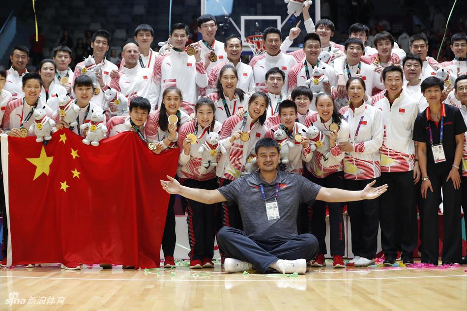 姚明合影男女篮