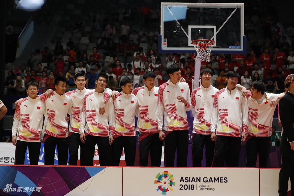 亚运男篮颁奖：姚明C位合影队员