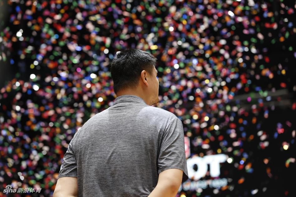 亚运男篮颁奖：姚明C位合影队员