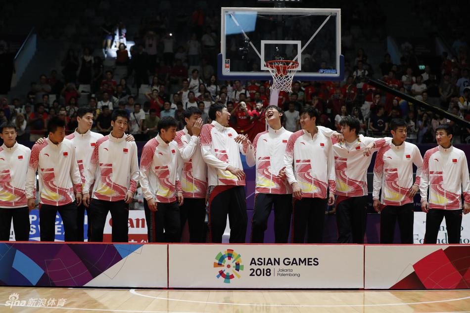 亚运男篮颁奖：姚明C位合影队员