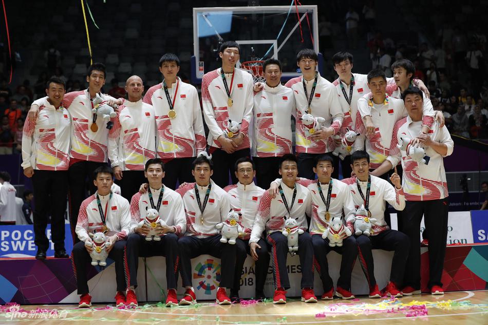 亚运男篮颁奖：姚明C位合影队员