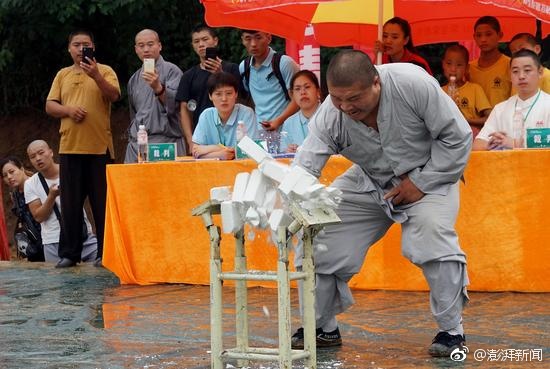 提起耍石锁,铁砂掌,印象最深的古装剧中的"练把式".