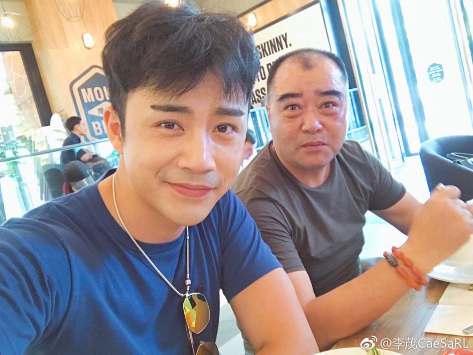 歌手李茂与父亲健身打拳击