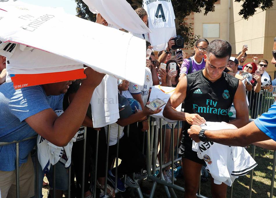 齐达内马塞洛为球迷们签名