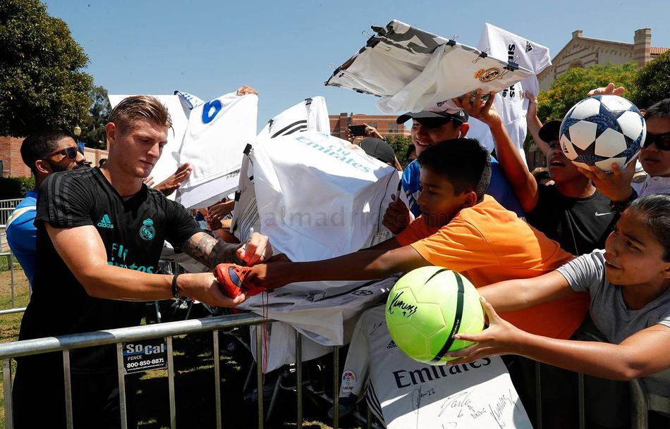 齐达内马塞洛为球迷们签名