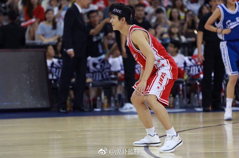 13:34 5 / 6 中国演员张哲瀚被nba官方邀请在10月18日举行的nba揭幕战