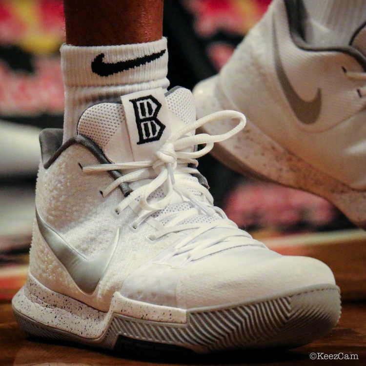 篮网主场球员球鞋上脚特写