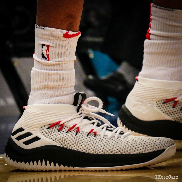 篮网主场球员球鞋上脚特写