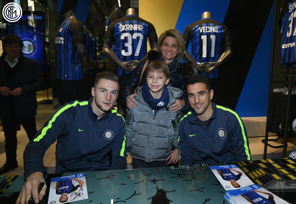 国际米兰专卖店球员球迷欢度时光