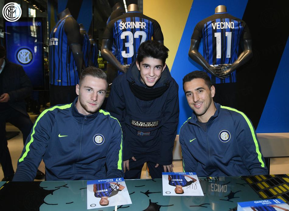 国际米兰专卖店球员球迷欢度时光