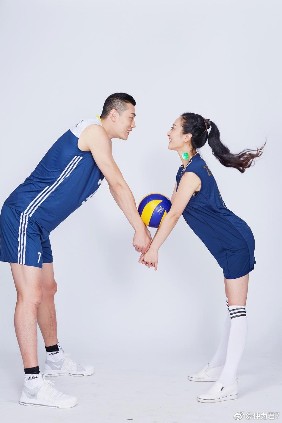 中国男排球员仲为君微博晒出结婚照和美妻并配文:2017注定是不平凡的