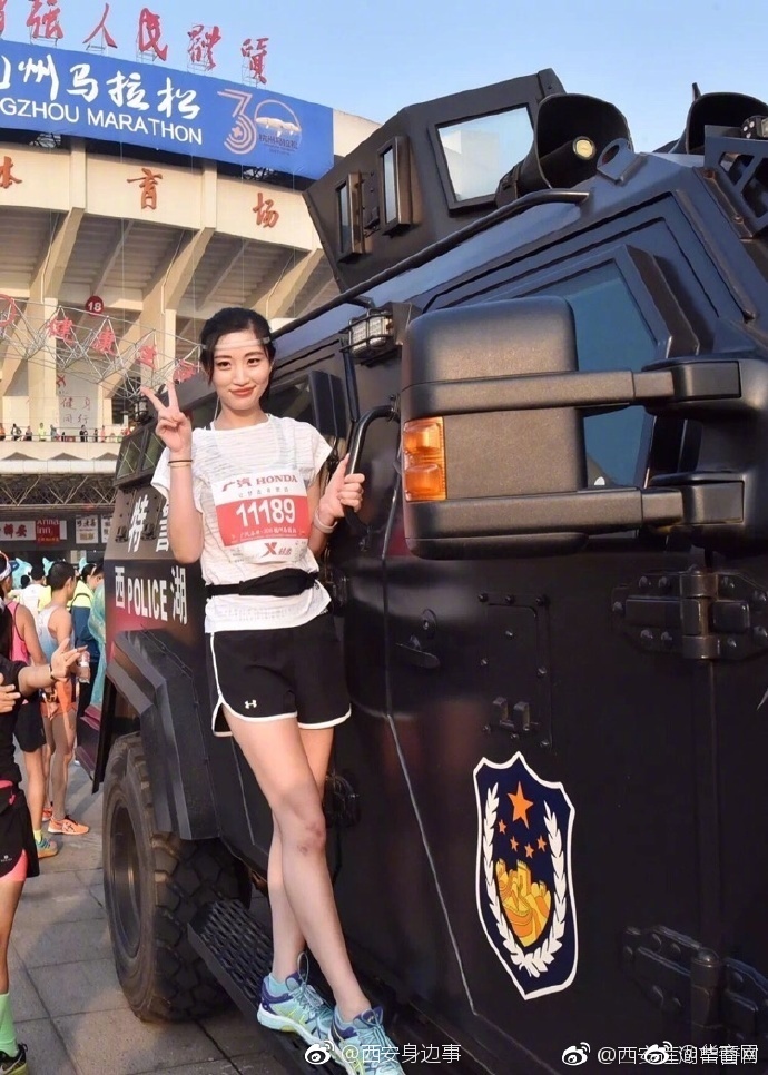 西安警花为你跑马护航