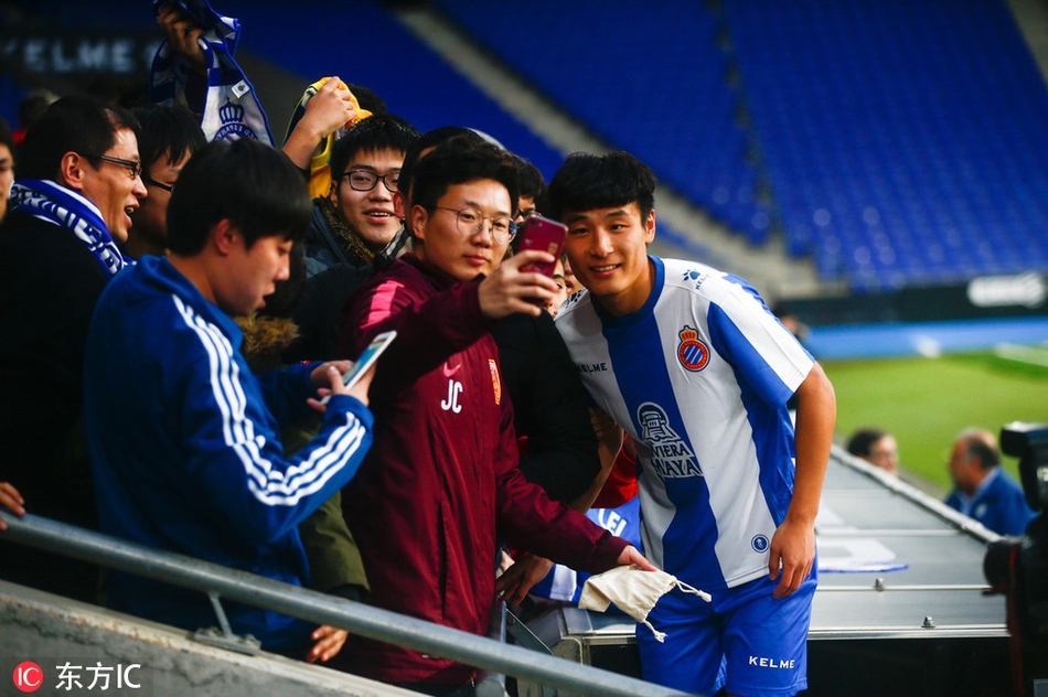 武磊亮相西班牙人主场秀球技