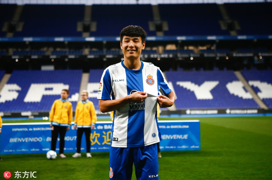 武磊亮相西班牙人主场秀球技