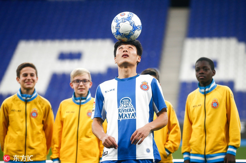 武磊亮相西班牙人主场秀球技