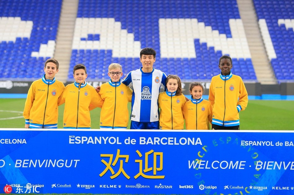 武磊亮相西班牙人主场秀球技