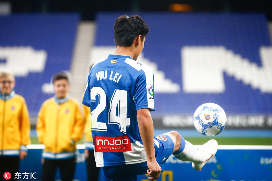 武磊亮相西班牙人主场秀球技