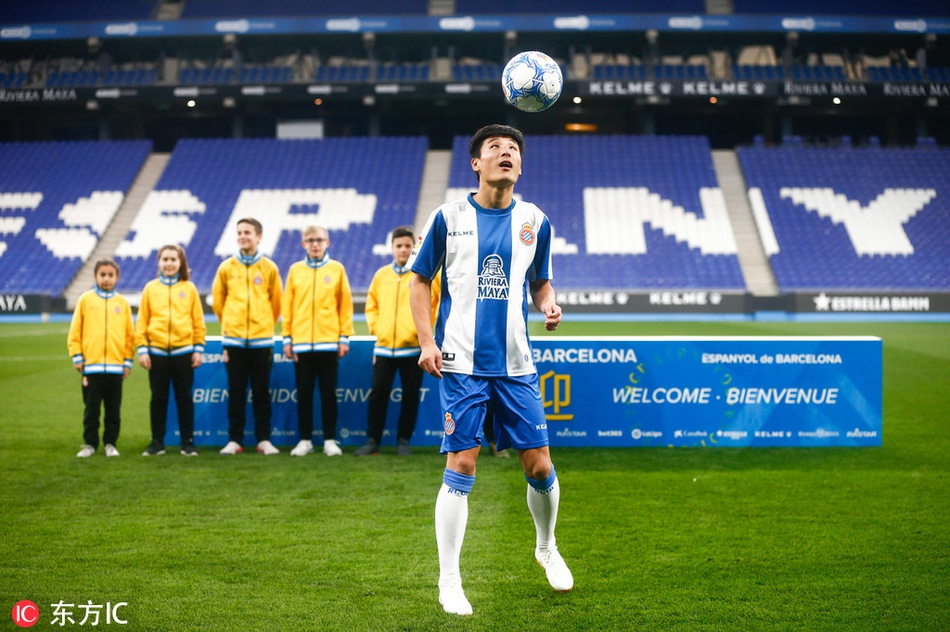 武磊亮相西班牙人主场秀球技