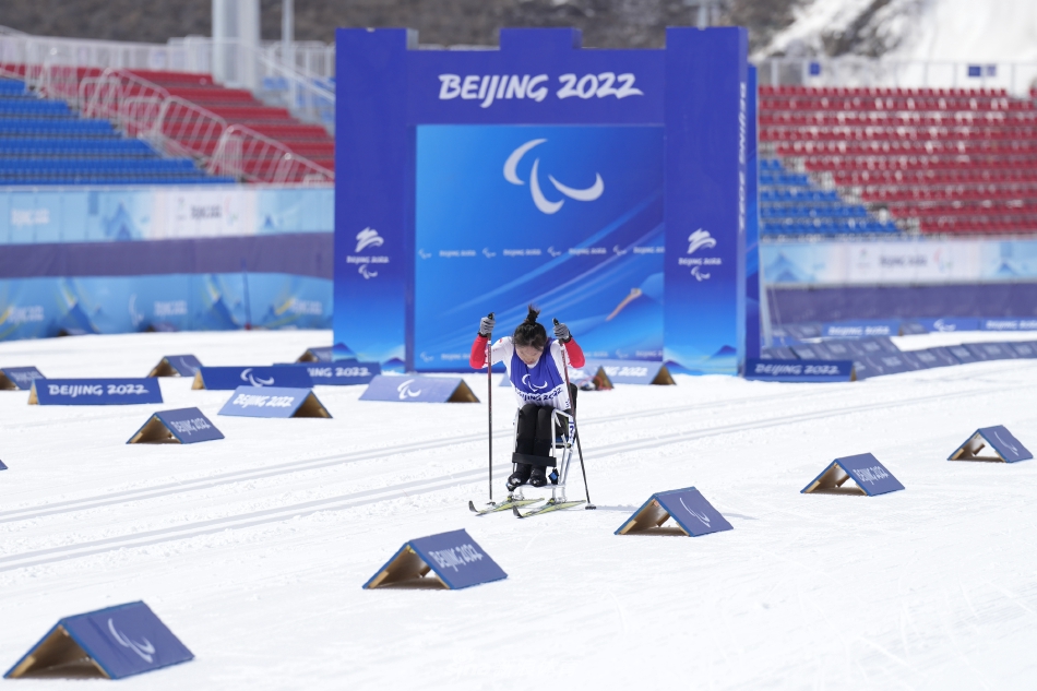 杨洪琼夺冬残奥越野滑雪金牌