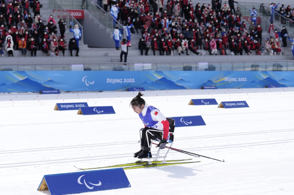 杨洪琼夺冬残奥越野滑雪金牌