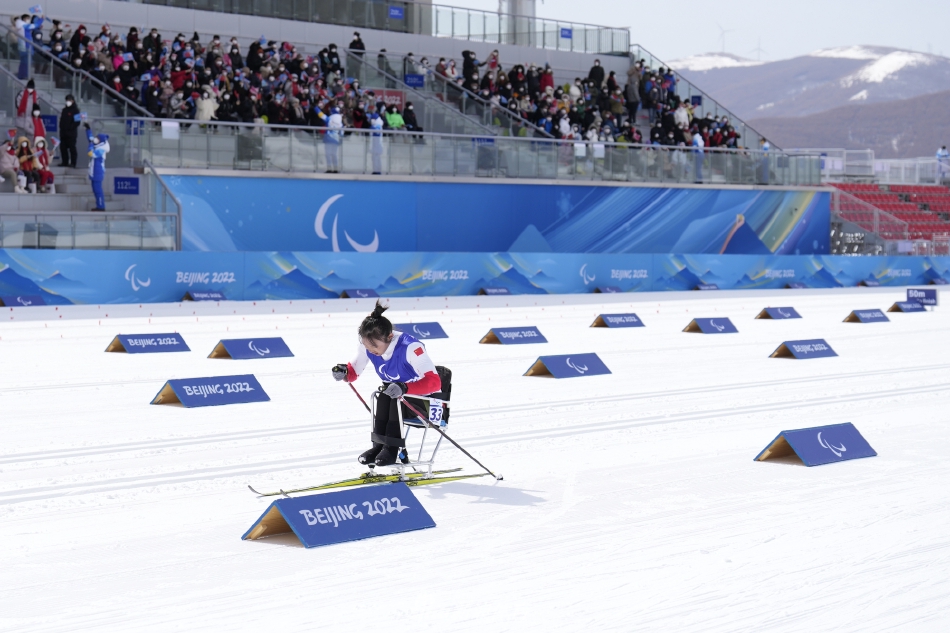 杨洪琼夺冬残奥越野滑雪金牌