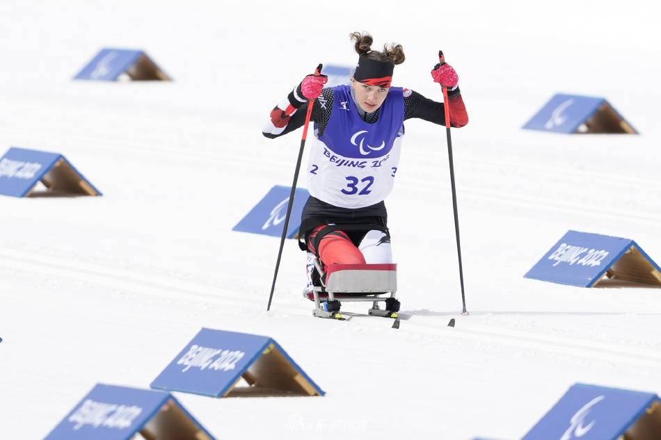 杨洪琼夺冬残奥越野滑雪金牌