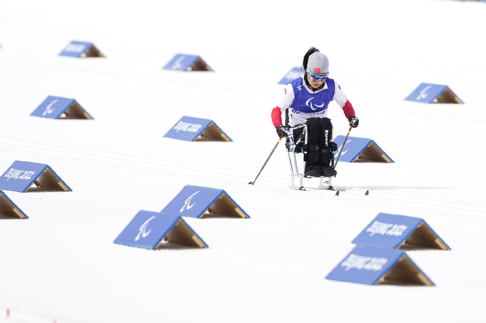 杨洪琼夺冬残奥越野滑雪金牌