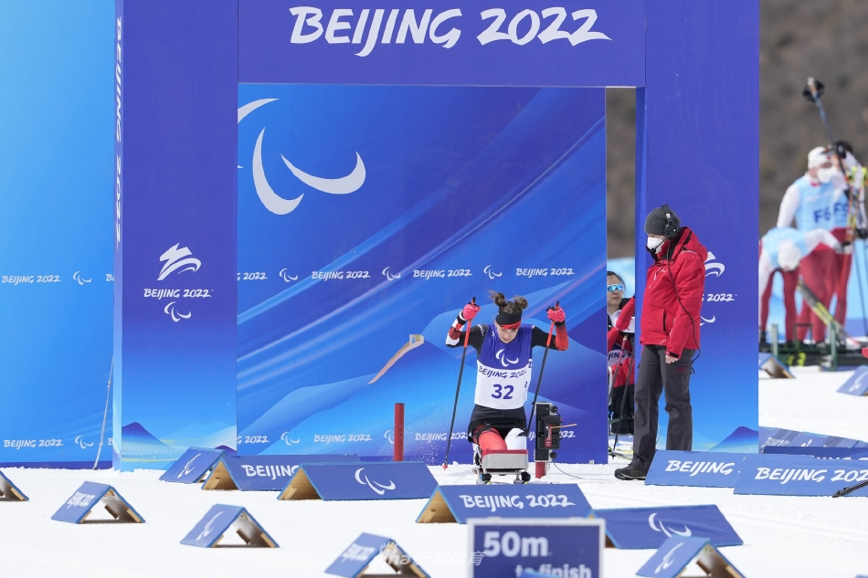 杨洪琼夺冬残奥越野滑雪金牌