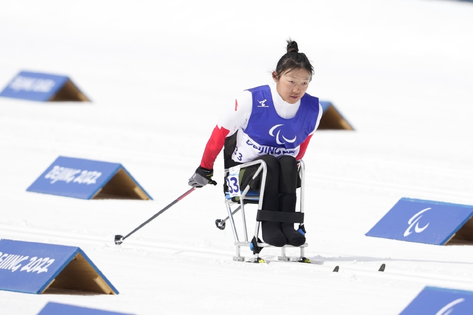 杨洪琼夺冬残奥越野滑雪金牌