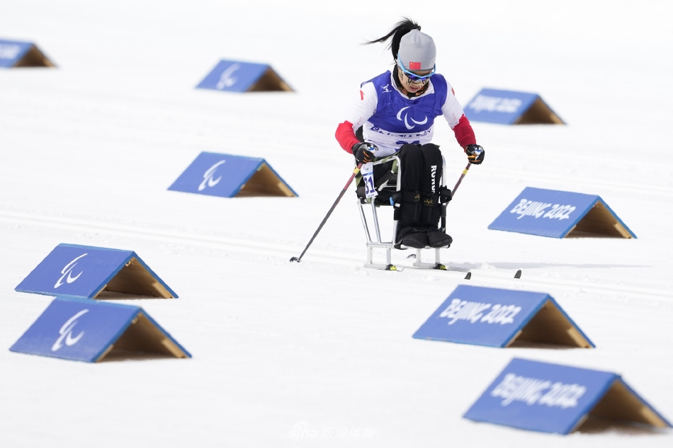 杨洪琼夺冬残奥越野滑雪金牌
