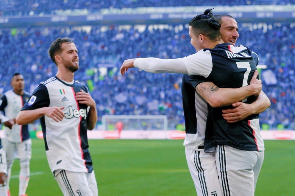 队友纷纷祝贺C罗