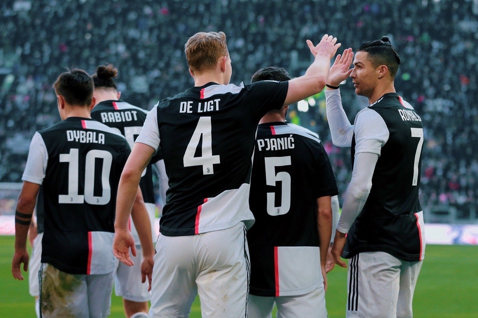 C罗和队友击掌致意