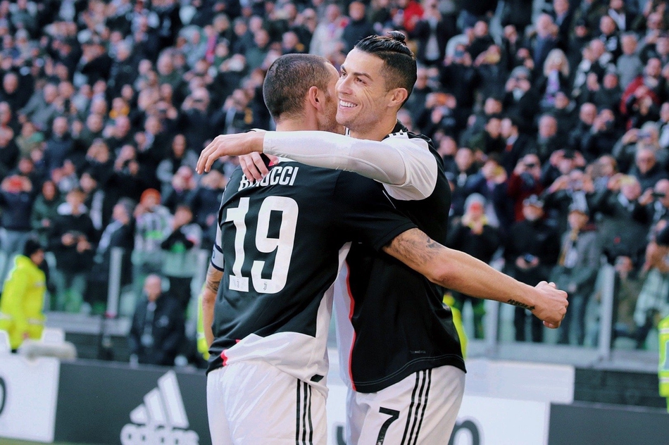 C罗和队友庆祝进球