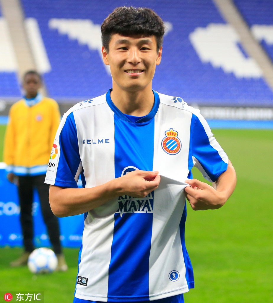 武磊亮相西班牙人主场秀球技