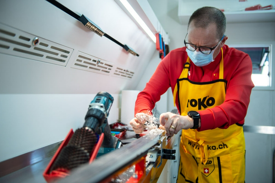 国产雪蜡车交付国家体育总局