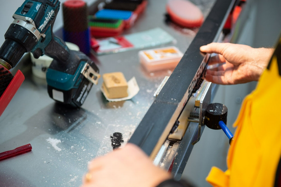 国产雪蜡车交付国家体育总局