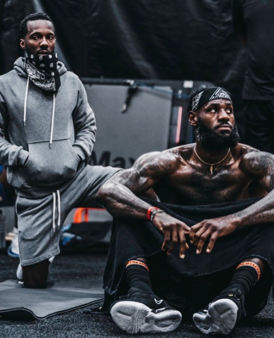 詹姆斯与西蒙斯在LA合练