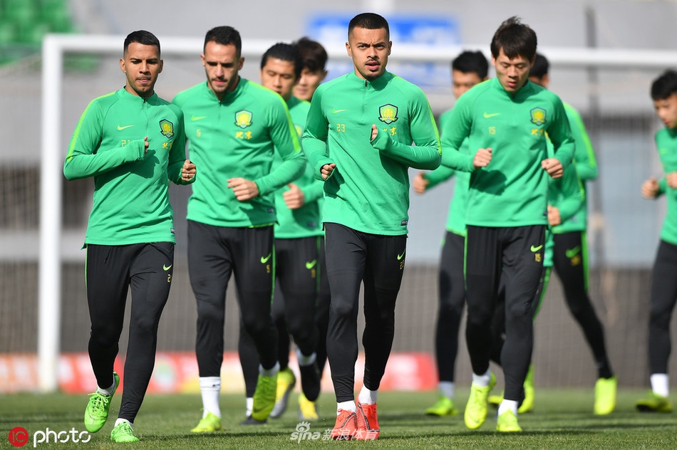 国安备战训练-李可慢跑