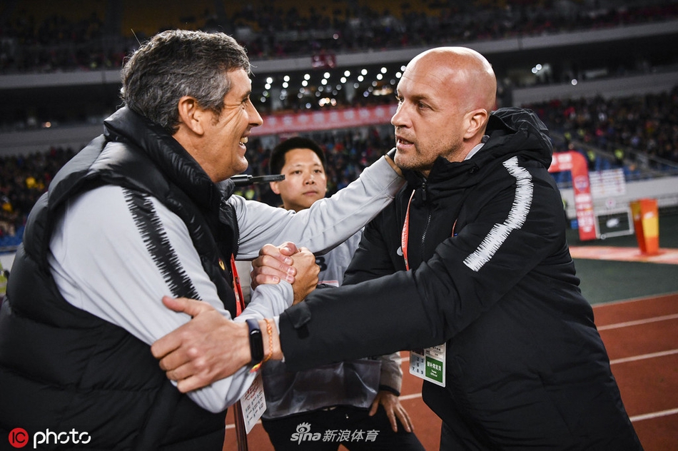 小克鲁伊夫 卡洛寒暄