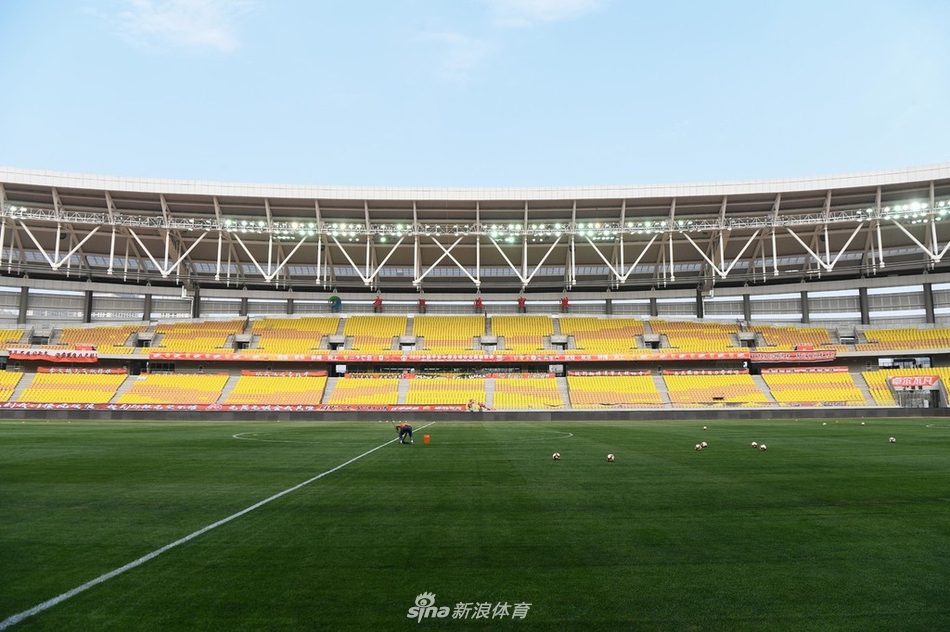 卓尔主场草皮翻修一新绿草如茵