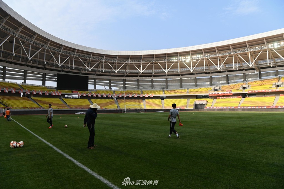 卓尔主场草皮翻修一新绿草如茵