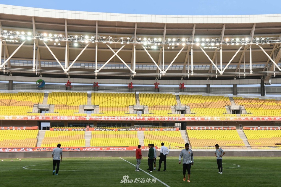 卓尔主场草皮翻修一新绿草如茵