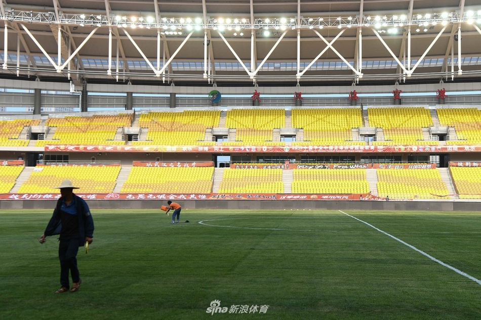 卓尔主场草皮翻修一新绿草如茵