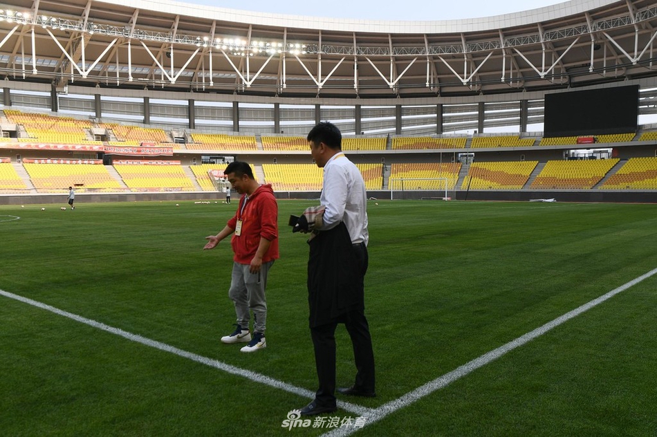 卓尔主场草皮翻修一新绿草如茵