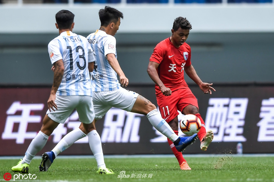 张功防守雷纳尔迪尼奥