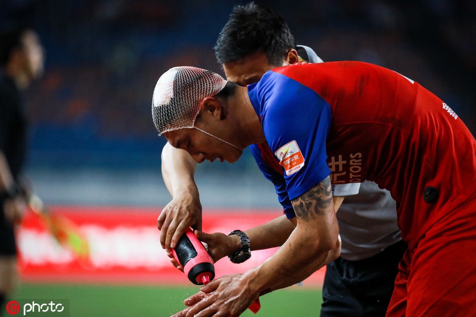 罗皓头部受伤接受包扎后重新上场