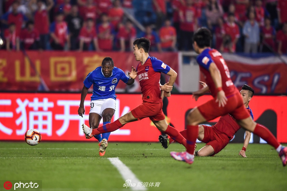 巴索戈小角度打门